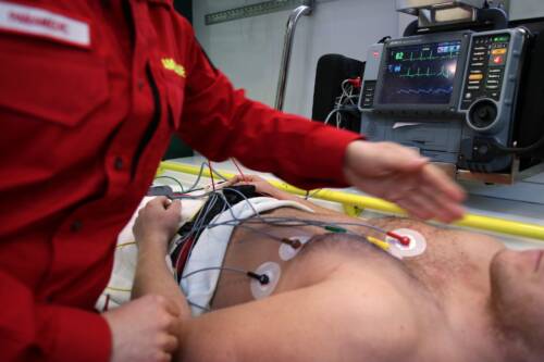 EKG-Elektroden korrekt platzieren und Messung durchführen